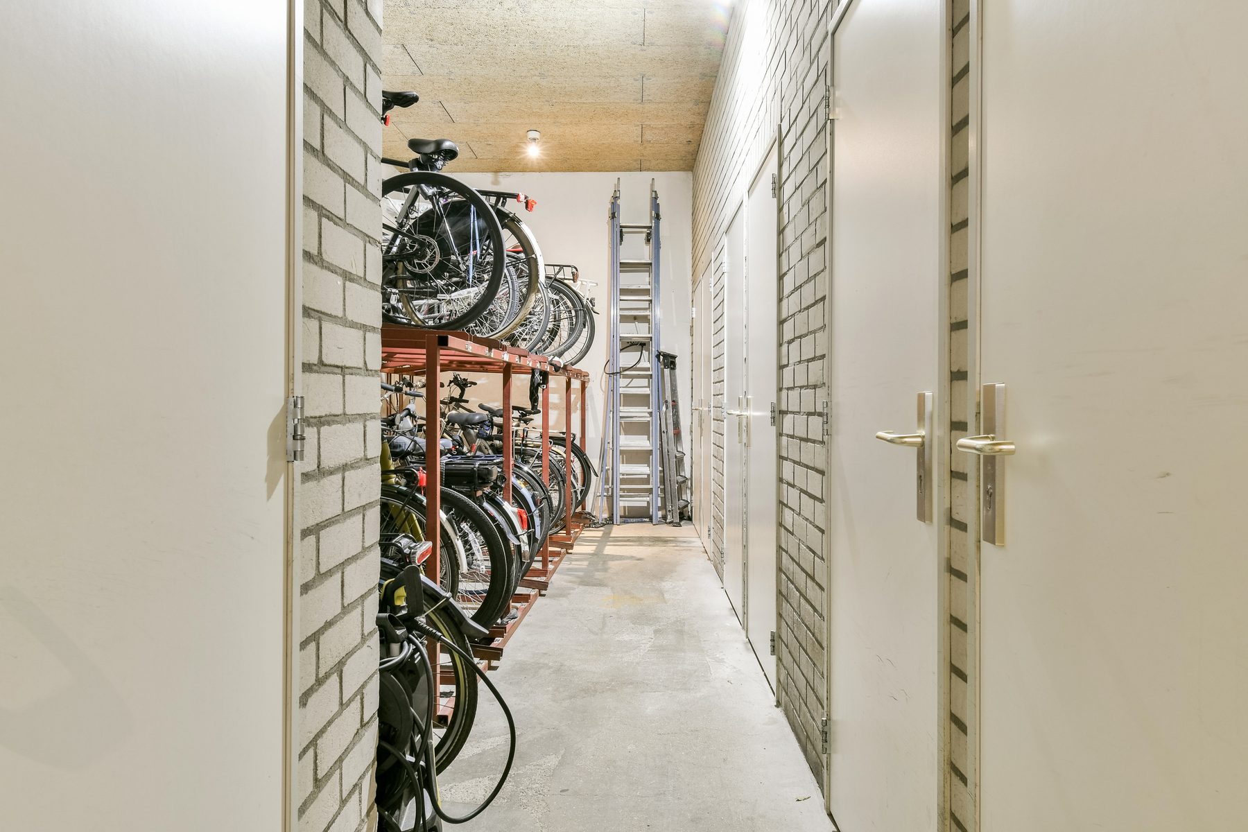 AMSTERDAM Dirk van Hasseltssteeg 30 Aimage 20