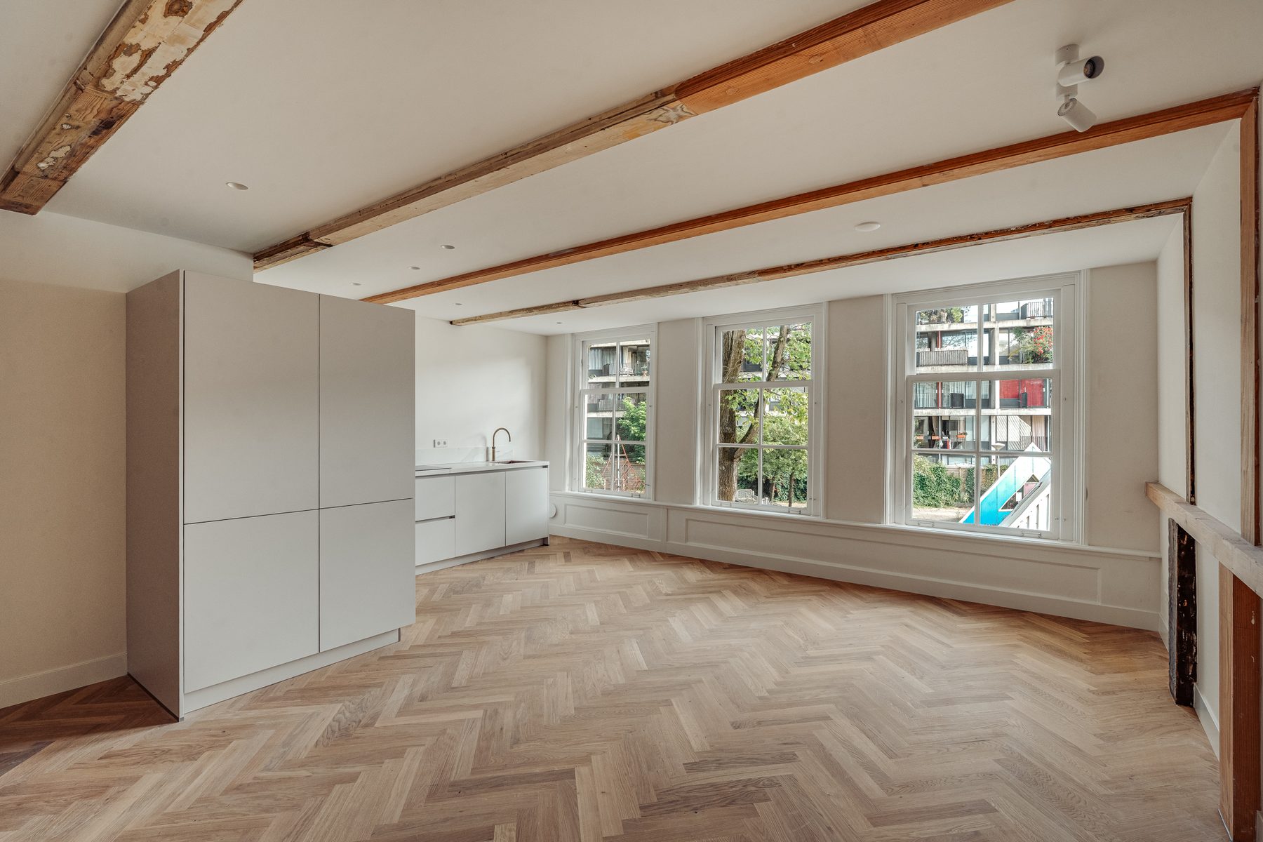 
    Haarlemmer Houttuinen 19 B|Amsterdam
