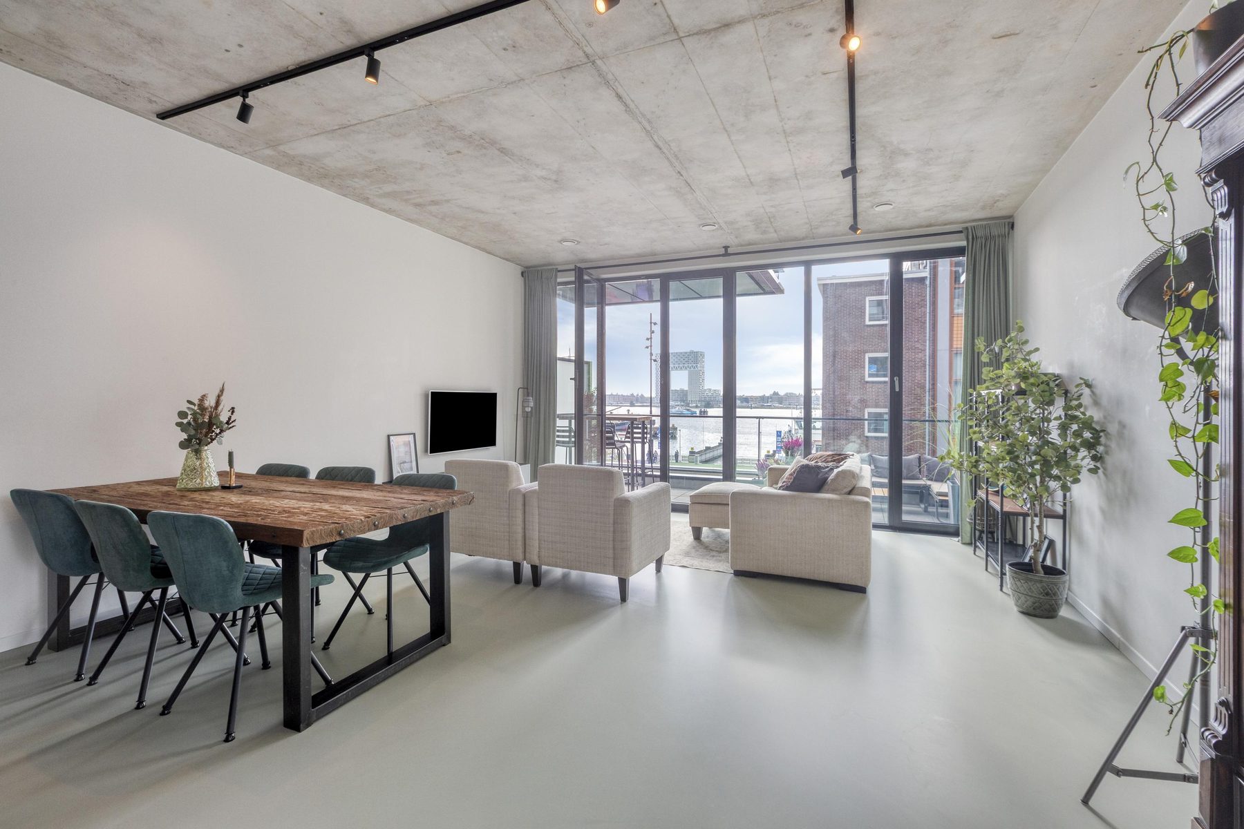 
    Hellingstraat 12|Amsterdam
