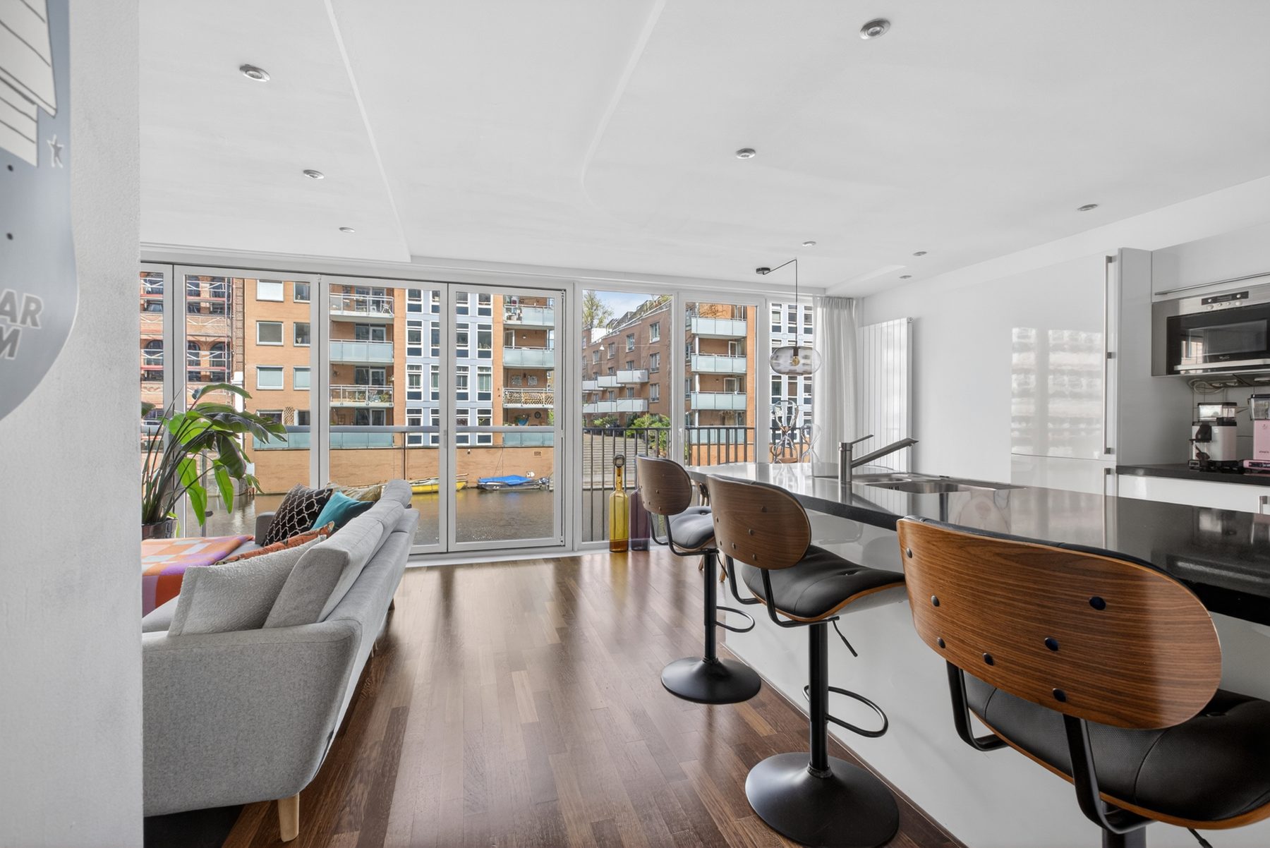 
    Valkenburgerstraat 192 B|Amsterdam
