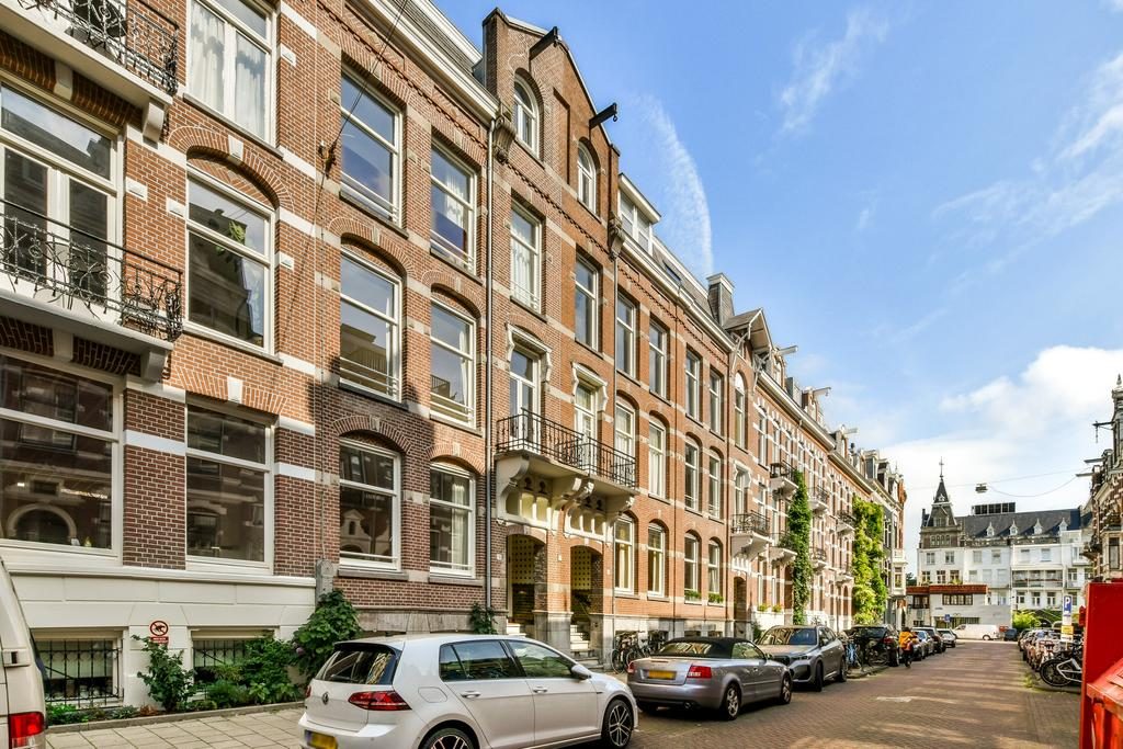 AMSTERDAM Van Eeghenstraat 18 H