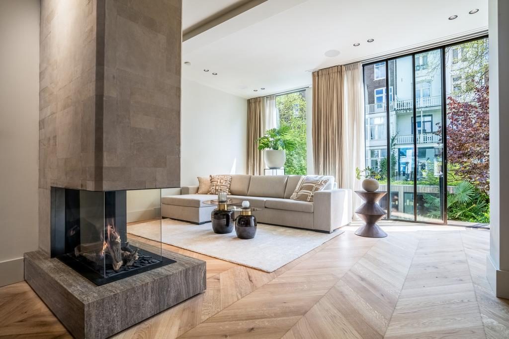 
    Van Eeghenstraat 49 B|Amsterdam
